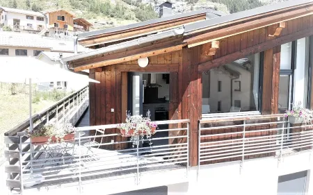 Appartement Alliant Confort et Charme au Coeur du Village de Lanslevillard
