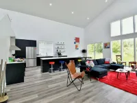 GORGEOUS MODERN HOUSE VERY STYLED FEW BLOCKS FROM FAMOUS DOWNTOWN OF WAYZATA Hotels in Wayzata