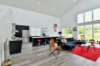 GORGEOUS MODERN HOUSE VERY STYLED FEW BLOCKS FROM FAMOUS DOWNTOWN OF WAYZATA Hotels in Wayzata