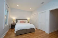 Modern 4BR Columbia Heights Gem Walk 2 Metro & Shops with Parking Hotels in Bloomingdale