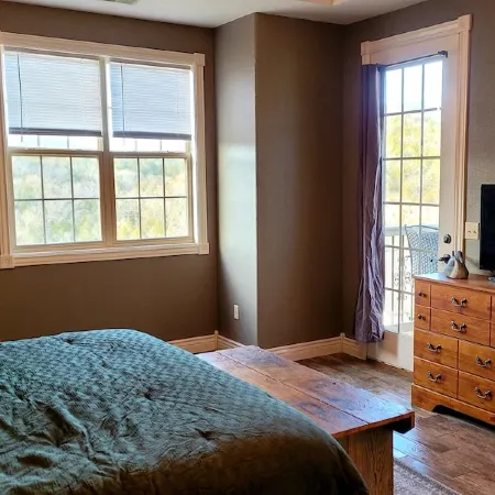 Penthouse w/ Lake View & private deck- next to SDC
