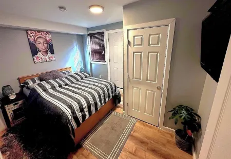 Cozy 1-bedroom apartment in enjoyable Newark with WiFi, Отели рядом с достопримечательностью «New Jersey Performing Arts Center»