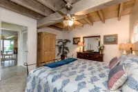 Beautiful  Riverfront Chalet w/ Pool & Boat Dock- Old Florida Fun- Pet Friendly! Hotel di Grant-Valkaria