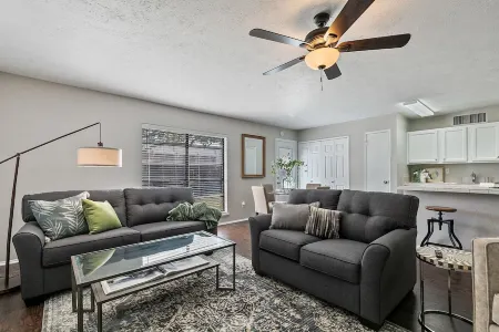 Stylish Home • 3Bed • 2Bath • Yard & Ample Amenities Отели в г. Колони