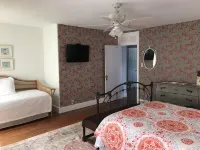 1.5 blocks to beach & mall! Dog friendly. Porches, yard, parking. AC. Sleeps 13. Hotel a Cape May