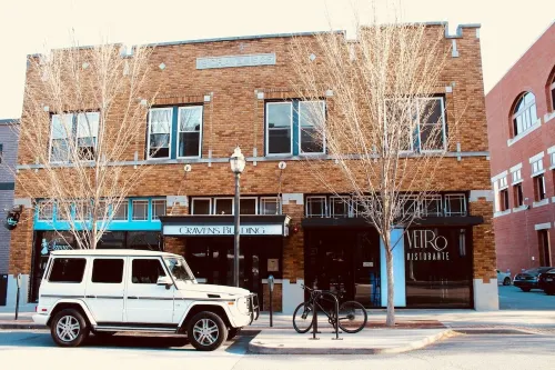 Farmer's Market Flair! Steps to downtown Fayetteville Square