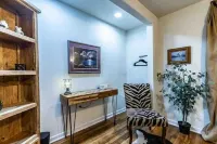 Lone Star Suite: Rustic Luxe, 2 King Beds, Fireplace, Full Kitchen, courtyard