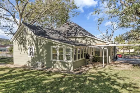 The Ouachita Depot- Large house/Perfect location Отели в г. Polk County