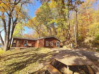 Cozy 3-bedroom cabin - sleeps 10- HOT TUB- river view