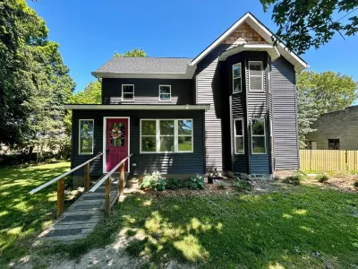 10 min to Beach! Spacious Designer Farmhouse in MI Wine Country, fenced-in yard Hotel in zona Andrews University Department of Communication