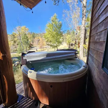 Shangri Lodge-Terry Peak Cabin with Hot Tub