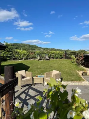 Whatley Cottage, Rural Retreat. Pet Friendly.