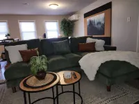 Cozy 2 bd/1ba upper apt -Free WIFI, parking -1mi to Geneva 3rd & Chicago Metra