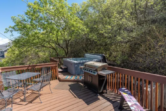 Ski Retreat near base of Cottonwoods with Hot Tub, BBQ, Games and Park