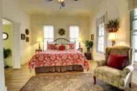 Gruene's Yellow Haus & Suite, Sleeps 1-14, Walk to Gruene Hall & River