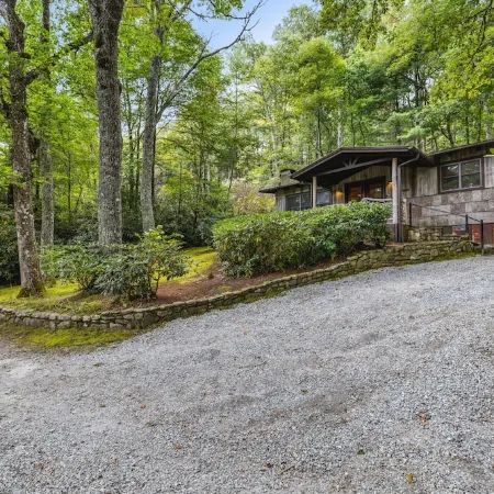 Highlands Cabin on Scenic Pond, 6 Min Drive to Main Street and Pet Friendly!