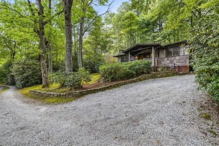 Highlands Cabin on Scenic Pond, 6 Min Drive to Downtown & Pet Friendly! Отели рядом с достопримечательностью «Трейлхед фор Йеллоу Маунтин Трейл»