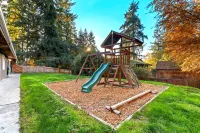 Cozy Haven with Hot Tub & AC Near Bangor Base and Hospital in Silverdale