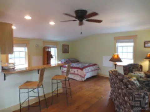 Pinetree Suite- Located on the Lake, Surrounded by Pine Trees...Perfect