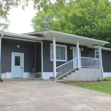 Updated cottage across from Lake Barkley, awesome patio, pets welcome!