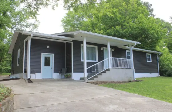 Updated cottage across from Lake Barkley, awesome patio, pets welcome!