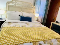Cozy First Floor Apartment. Located in a quiet neighborhood.
