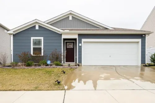Modern 4 bdr with King size bed Patio and Late Checkout!