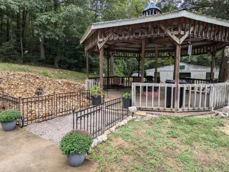 Beer and s'Mores Anyone? We've GOT You! Hunting Cabin Meets Weekend Hideout. Отели в г. Alexander County