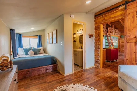 The Four Seasons  - A Getaway to White Sands NP and Cloudcroft, NM w/ Hot Tub!