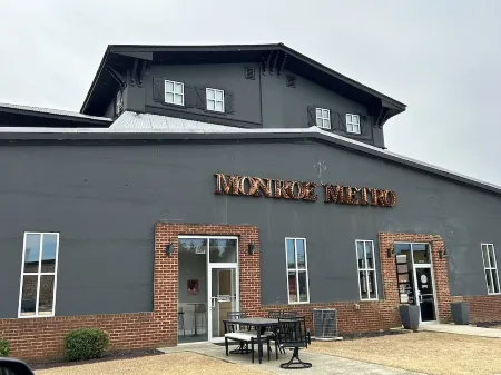 5 min-downtown Monroe, & Wedding Venues.  UGA Stanford Stadium just 20 minutes!