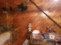 Cozy Log Home Hotel dekat Struchen Flats Park