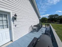 Spacious 4 bedroom, sleeps 10, close to VT