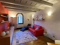 Residence dei Frutti-The Pomegranate-bright apartment a stone's throw from the squares