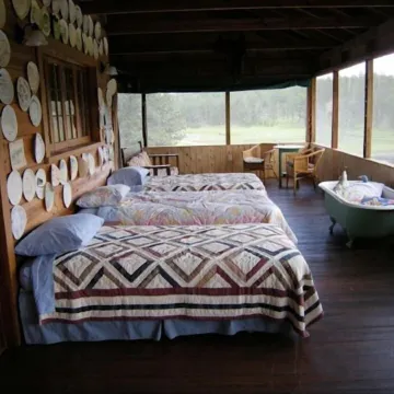 The Hynes Cabin- 1925 Renovated Classic with Stunning Views