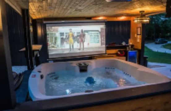 Luxury Cabin Sleeps 6 with Hot Tub and Outdoor Movie