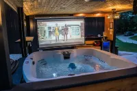 Luxury Cabin on 9 acres/ Sleeps 6 with Hot Tub