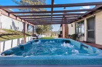 Beautiful Mountain Home located on 1 acre in the Historical Town of Julian, Ca Hotels in Julian