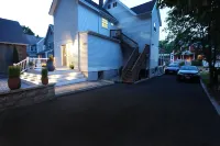 Modern 2BR/ Close to Boston with a lovely outdoor space