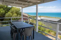 Ocean Blue Cottage ~ Stunning Ocean Views ~ All Linen Incl & Pets Welcome! Hotels in Guilderton