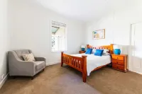 Tranquil 4 bedroom house with fireplace