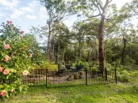 Quirky 4-bedroom home with gardens, wildlife, privacy, peace - 4 mins to beaches Hotels in Anna Bay