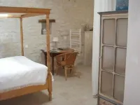 Cottage 4 people with private garden in village Saintongeais estuary 5 km