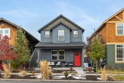 Modern Luxury Base Camp with 3 King Beds 1 Mile to Downtown Bend, 5-Star Reviews 투말로 주립공원 주변 호텔