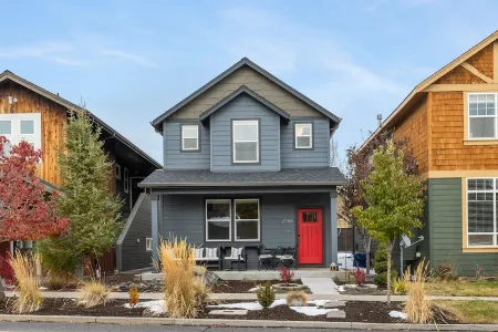 Modern Luxury Base Camp with 3 King Beds 1 Mile to Downtown Bend, 5-Star Reviews