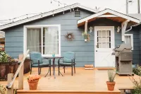 Strait Blue Cottage, pet-friendly, walk downtown, private fenced yard!