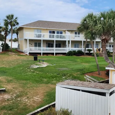 2/2, Sleeps 6, 9 hole golf course on site, pool out your front door, 8 min.beach