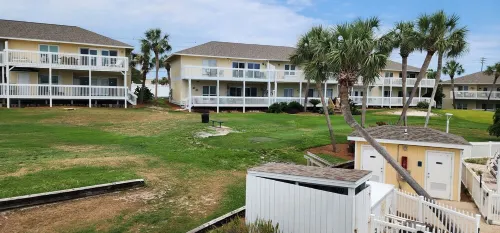 2/2, Sleeps 6, 9 hole golf course on site, pool out your front door, 8 min.beach
