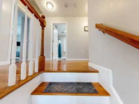 Spacious 4-bedroom house in charming Worcester with AC, WiFi 伍斯特酒店