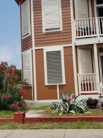 The Boho Suite at Hattie's Place, Too! Отели рядом с достопримечательностью «Port Of Galveston»