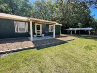 Enid Lake's charming 3-bedroom cabin with WiFi and AC in quaint Plum Point